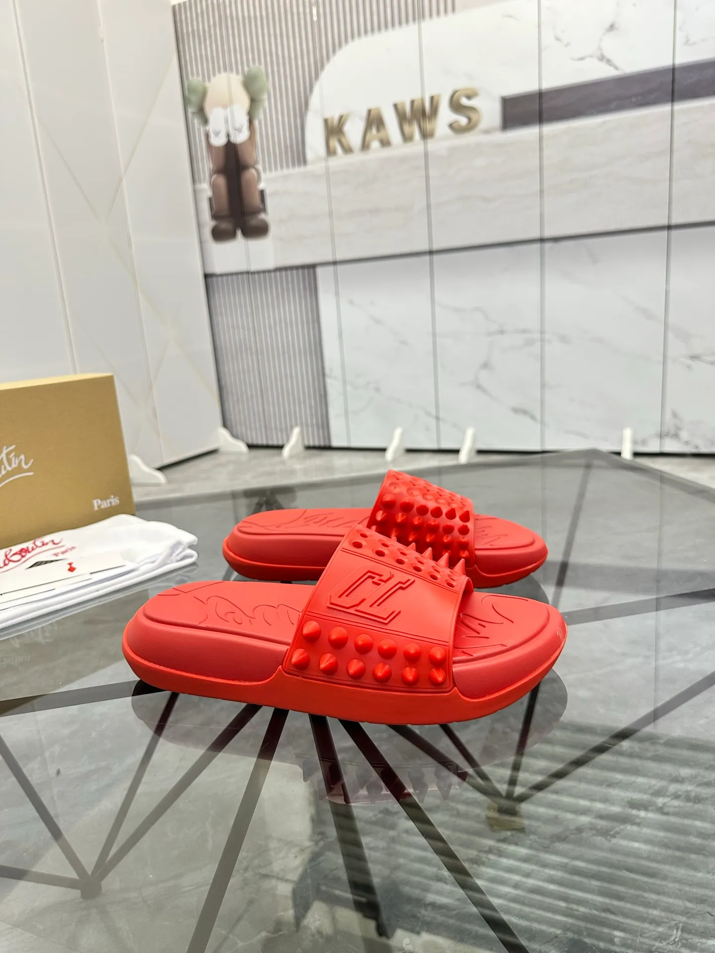 Men's shoes: 💰P300¥ Product trademark: CL red-soled shoes* "CL*" slippers Regular size: 38-44 (men's 45.46 can be customized) Product materials: imported cowhide upper, professional 5D craftsmanship, high-end rivets, sheepskin lining, original outsole. Number: 789